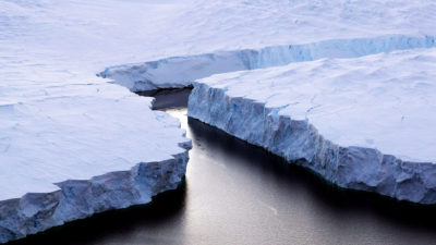 一座冰山(右)脱离了南极洲东部的诺克斯海岸。