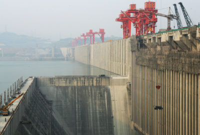 图为2006年在建的中国三峡大坝，是世界上最大的大坝。建造它的公司现在大力投资风能和太阳能。