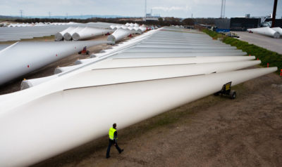 风力涡轮机叶片可以从一个存储设备在Aalborg,丹麦。