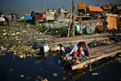 他们在菲律宾的马尼拉湾附近的儿童，当局一直在从沿海贫民窟迁开人们。