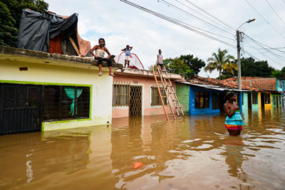 2017年，哥伦比亚卡利的一条街道被洪水淹没，暴雨导致考卡河泛滥。