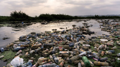 塑料废物在刚果民主共和国的Makelele河岸的银行。