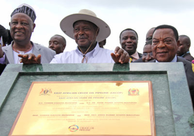 2017年，乌干达总统约韦里·穆塞韦尼(中)与坦桑尼亚外交部长奥古斯丁·马希加(右)在为东非原油管道奠基仪式上。