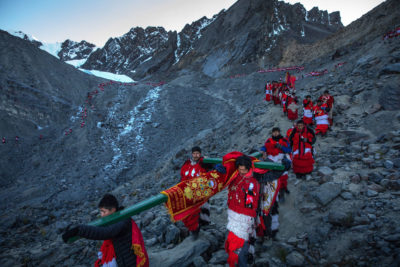 2018年5月，在秘鲁一年一度的Quyllurit 'i节上，朝圣者们从科尔奎庞科冰川下来。