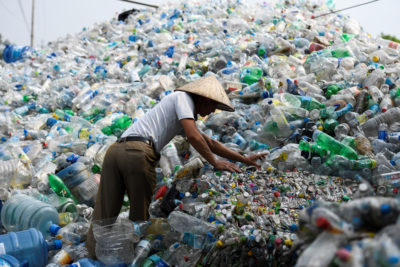 在越南的一个废物处理厂，一名工人正在整理塑料瓶。作为对中国禁令的回应，其他亚洲国家也增加了废物进口。