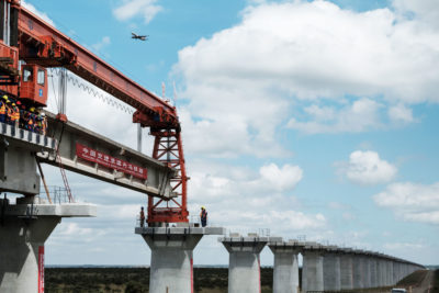 肯尼亚中国资助的标准轨距铁路的建设，在这里在2018年6月穿越内罗毕国家公园。