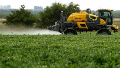 阿根廷的农民在草甘膦被密集使用，在2018年2月在恩特雷里奥省喷洒大豆田。