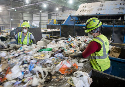 在马里兰州埃尔克里奇的一个废物管理设施里，工人们对回收材料进行分类。