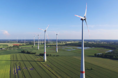 2016年6月，德国Brueck附近的风力涡轮机。德国近3万个风力涡轮机的发电量相当于大约10个核反应堆的发电量。