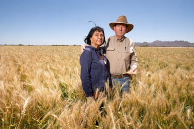Ramona和Terry Button经营Ramona Farms，Ramona Farms是Gila River Indian保留地上最大的本地农场，专门从事古老的豆类和谷物。