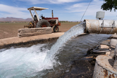 亚利桑那州萨福德的农民在吉拉河附近的泵地下水灌溉他们的田地。