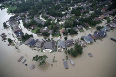 2017年8月，哈维飓风之后，德克萨斯州休斯敦的房屋被洪水淹没。