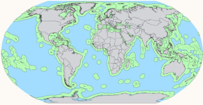 一个全球地图，展示了公海（蓝色）和全国独家经济区（绿色），其脱离海岸线200英里。