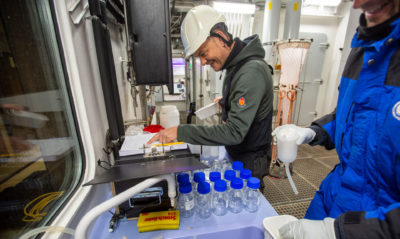 Oceanographer Colin Stedmon准备水样用于酸化测量的酸卓·哈克逊。