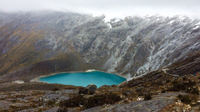 秘鲁南部的圣克鲁斯湖是几个冰川喂养湖泊之一，为Huaraz市提供水。