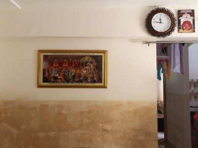 这个墙壁中间的水线显示了7月份一张Badlapur家中的高洪水如何。