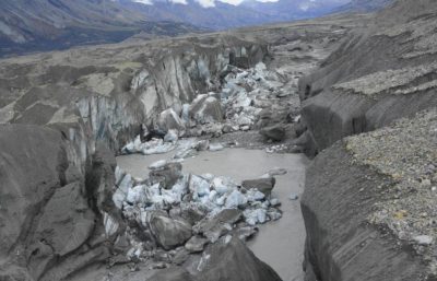 最近在卡斯卡武什冰川的终点站的冰壁峡谷中崩塌的冰块。越来越多的冰川融水开辟了一条新路，水流现在向西流入阿拉斯加湾，而不是向北流入白令海。