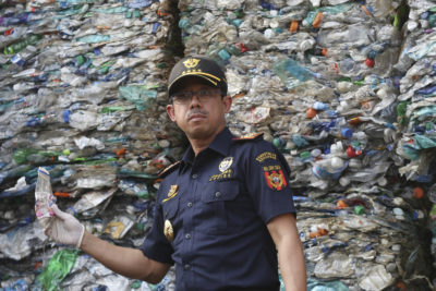 印尼海关官员拦截非法进口的塑料垃圾的容器在2019年。