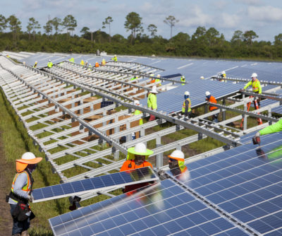 工人去年在佛罗里达州蓬塔戈尔达的Babcock太阳能项目上安装面板。该项目是该州将于2018年初完成的八个新公用事业规模的太阳能农场之一。 