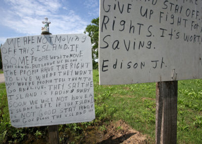 由小爱迪生·达达尔(Edison Dardar Jr.)在岛上的道路上树立的一个标志，反映了一些居民对搬到高地的建议的反对。