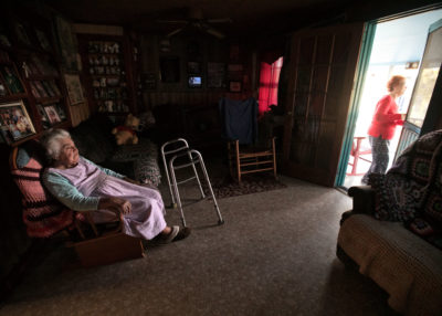 93岁的德内西亚·比洛特(Denecia bilot)知道，她和丈夫文思劳斯(Wenceslaus)在家里抚养七个孩子的时间很有限。