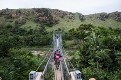 曼桑巴（Mzamba）河上的一条行人桥将南非经济最不经济发展的地区庞德兰（Pondoland）的偏远村庄与爱德华港（Port Edward）镇联系起来。