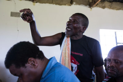 村民Mathentombi Dimane在Xolobeni的社区会议上质疑反对挖掘领导人。