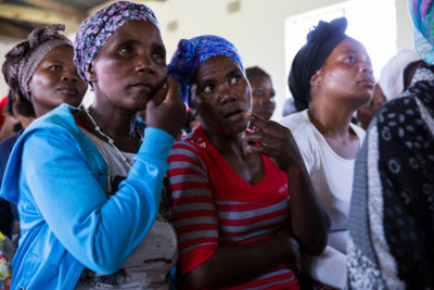 在Xolobeni举行的社区会议上，居民举行讨论对拟议的剥离矿的反对。