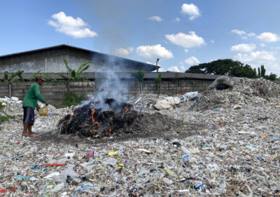 塑料转储,充满了外国浪费,在东爪哇造纸厂附近。