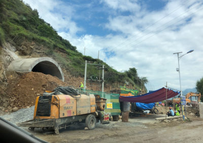 建造一条穿过洛伊安格镇附近的山脉的水隧道。