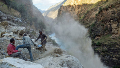 村民于2018年9月努力清理地形，沿着尼泊尔村庄塔姆查（Tamcha）下方卡纳利河（Karnali River）沿着卡纳利河（Karnali River）的一条新道路。