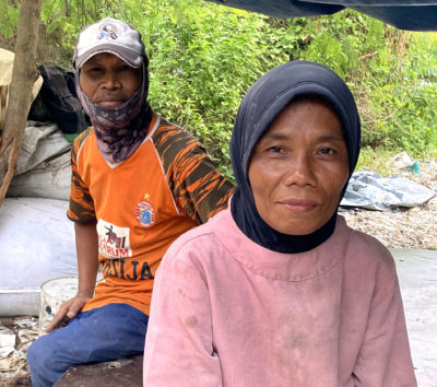 Kasih,从废物堆旁边收集塑料Indah Kiat浆,纸,和她的丈夫。