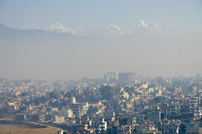 烟雾遮蔽在尼泊尔加德满都山谷,在喜马拉雅山的山麓。