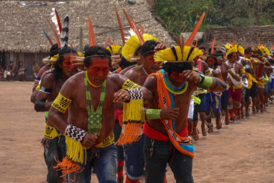 Kayapó男子在传统的仪式上。