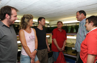 Michael Koeck(中左)带我们参观了他在维也纳Haus des Meeres水族馆地下室管理的90个鱼缸。