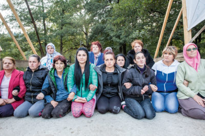 妇女在Kruščica，波斯尼亚和黑塞哥维那建立了24小时抗议营地，停止水电项目，将离开村庄而不饮用水。