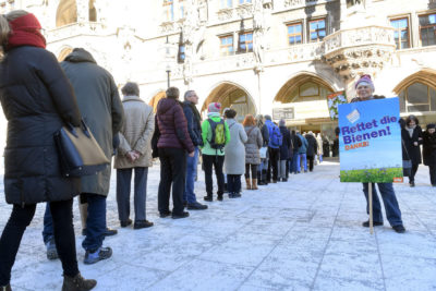 二月初，巴伐利亚人在慕尼黑市政厅外排队为生物多样性投票。188金博网注册就送188