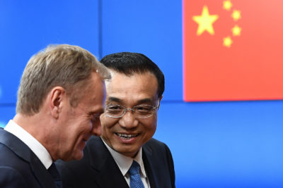 中国总理李克强(右)与欧洲理事会主席Donald Trusk上周在布鲁塞尔的一个商业峰会。
