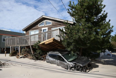 房子和汽车在长滩岛上在2012年遭受的飓风桑迪损坏了。