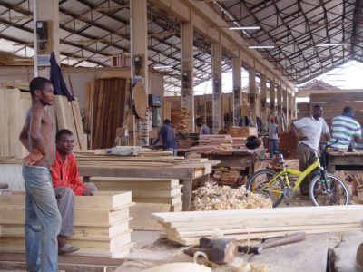 在加纳南部的Kumasi销售当地灌溉木材的木材市场。