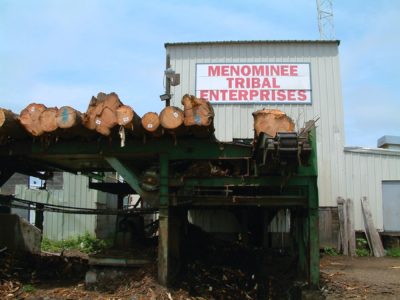 梅诺米尼人部落企业锯木厂。