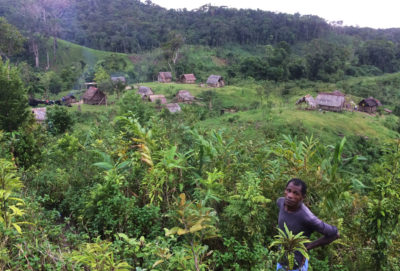 马达加斯加马索拉国家公园外的安塔那那巴村，许多居民从事红木贸易。