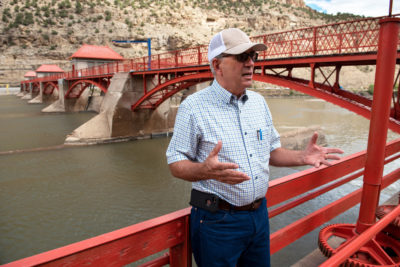 的总经理马克哈里斯伟谷水用户协会在科罗拉多州,是帮助农民采取的创新措施应对干旱。“准备不恐慌,”他说。“这是一个微妙的平衡。”