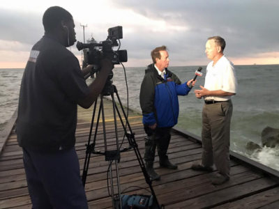 市长杰夫·科利尔在2017年飓风内特来临前与当地新闻记者交谈。