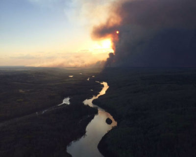 2016年Fort McMurray Wildfire沿着Athabasca河烧毁，损坏了数万人的饮用水供应。