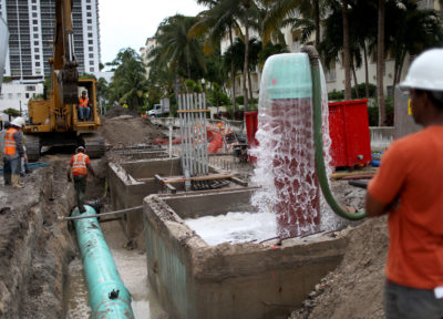 工人们在迈阿密海滩安装水泵系统，以对抗不断上升的海平面。