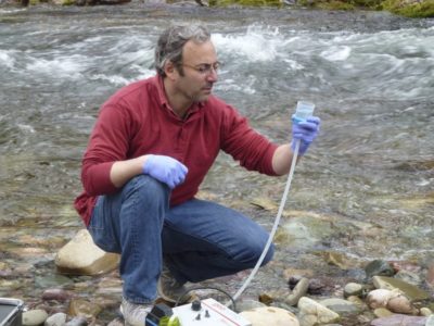 美国林业局生物学家迈克尔·施瓦茨收集蒙大拿州响尾蛇溪的水样本进行eDNA检测。