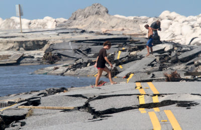 2011年8月，艾琳飓风后，北卡罗来纳州罗丹特（Rodanthe）对NC 12的洪水破坏。