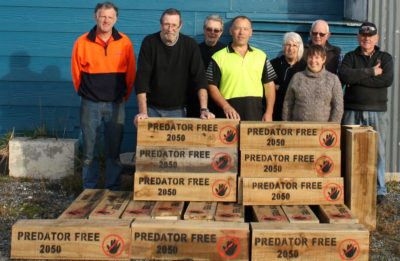 新西兰“2050年消除捕食者”运动的志愿者们站在捕食者陷阱前，公众可以借用这些陷阱。