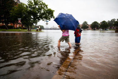 2017年7月，弗吉尼亚州诺福克市的高潮洪水泛滥的街道。 